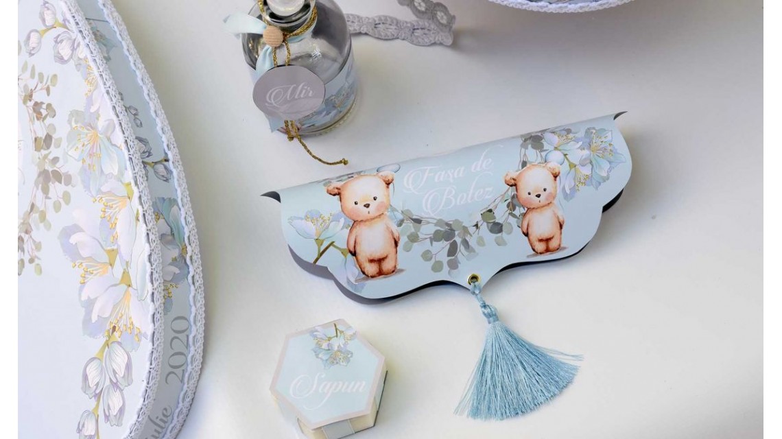 Trusou de botez cu eucalipt si ursuleti pe fundal bleu mint Little Blue Bear 26